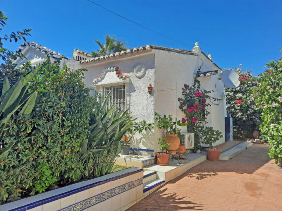 Image 44 of 50 - Detached villa within walking distance of the beach with heated pool