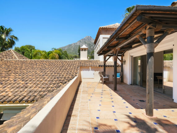 Image 11 of 47 - Impressive villa in the heart of the urbanisation Sierra Blanca