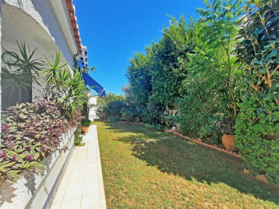 Image 47 of 50 - Detached villa within walking distance of the beach with heated pool