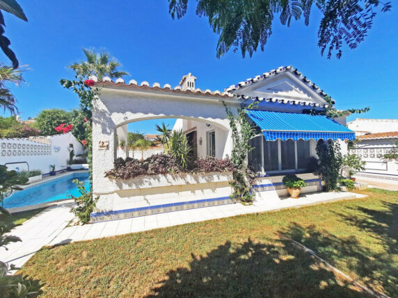 Image 5 of 50 - Detached villa within walking distance of the beach with heated pool