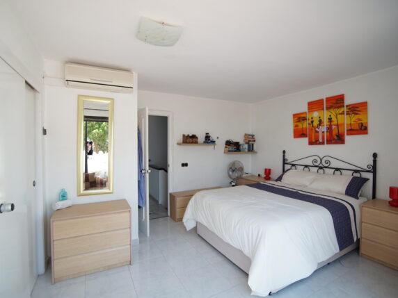 Image 12 of 20 - Charming corner townhouse within walking distance of the beach with sea views