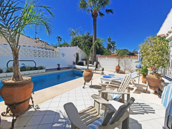 Image 9 of 50 - Detached villa within walking distance of the beach with heated pool
