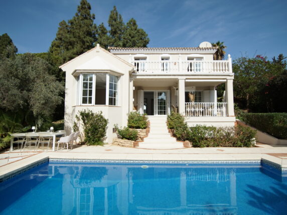 Bild 1 von 25 - Eindrucksvolle Villa im Herzen von Calahonda mit beheiztem Pool und vielen Extras