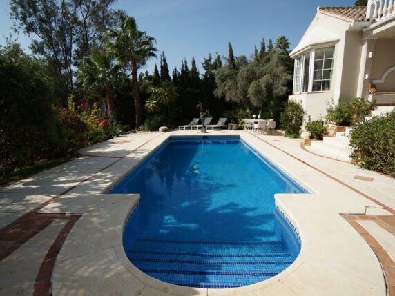 Bild 6 von 25 - Eindrucksvolle Villa im Herzen von Calahonda mit beheiztem Pool und vielen Extras