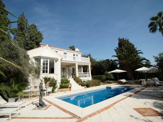 Bild 3 von 25 - Eindrucksvolle Villa im Herzen von Calahonda mit beheiztem Pool und vielen Extras
