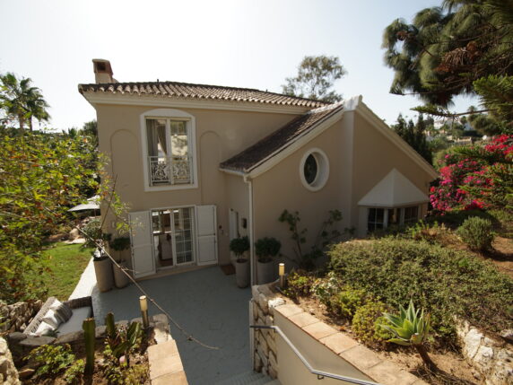 Bild 7 von 25 - Eindrucksvolle Villa im Herzen von Calahonda mit beheiztem Pool und vielen Extras