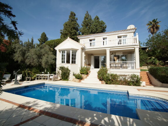 Bild 2 von 25 - Eindrucksvolle Villa im Herzen von Calahonda mit beheiztem Pool und vielen Extras