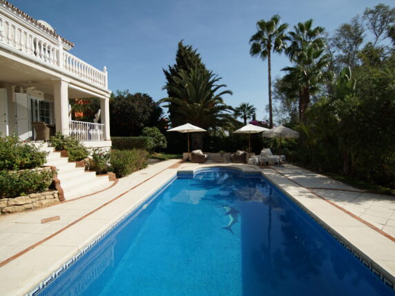 Bild 4 von 25 - Eindrucksvolle Villa im Herzen von Calahonda mit beheiztem Pool und vielen Extras