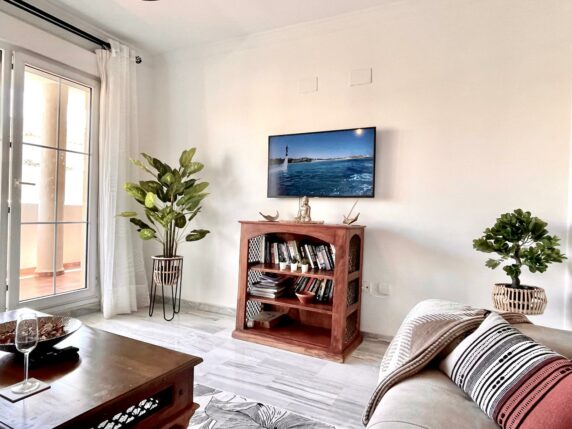Imagen 14 de 22 - Precioso apartamento a poca distancia de la playa y del puerto de Cabopino con vistas al mar