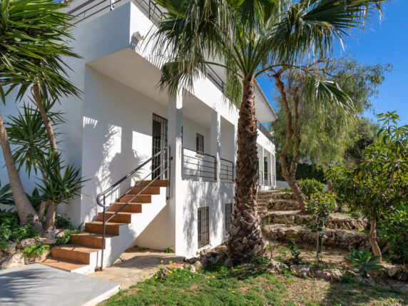 Image 38 of 40 - Stunning fully modernized villa within walking distance of La Cala beach