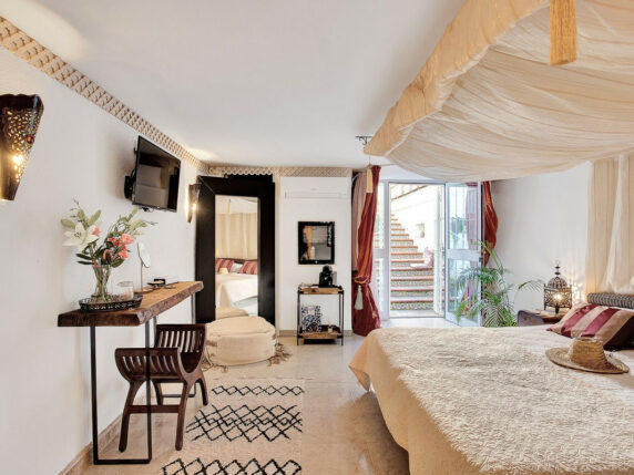 Image 36 of 69 - Impressive villa a stone's throw away from the beach with heated pool