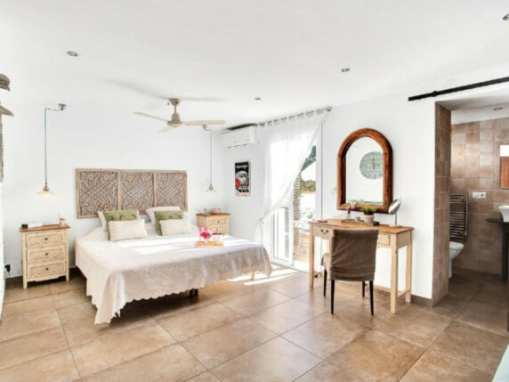 Image 31 of 69 - Impressive villa a stone's throw away from the beach with heated pool