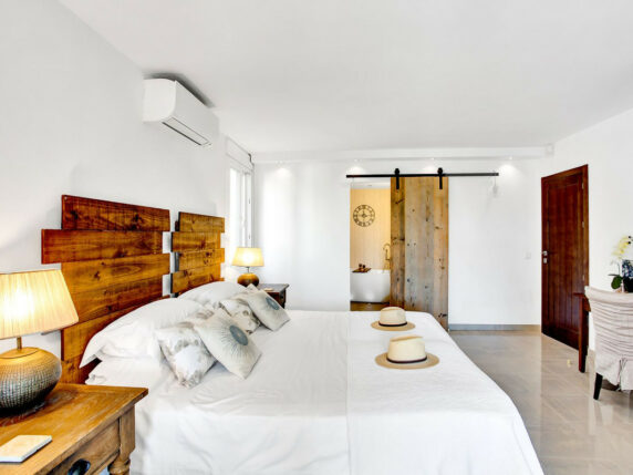Image 24 of 69 - Impressive villa a stone's throw away from the beach with heated pool