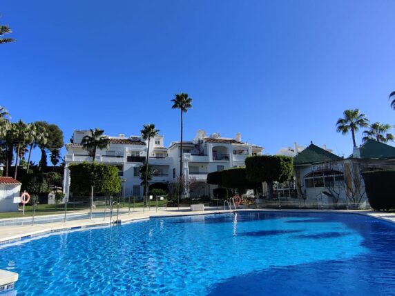 Imagen 2 de 15 - Precioso apartamento orientado al oeste a poca distancia de servicios con 3 piscinas comunitarias
