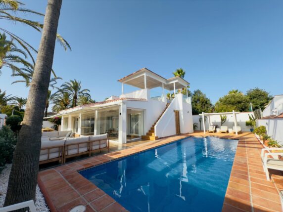 Image 4 of 45 - Fully renovated luxury villa just steps from the beach in Cabopino and Marbesa