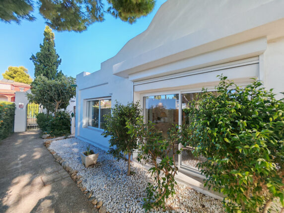 Imagen del inmueble V409: Impresionante villa contemporánea en ubicación céntrica