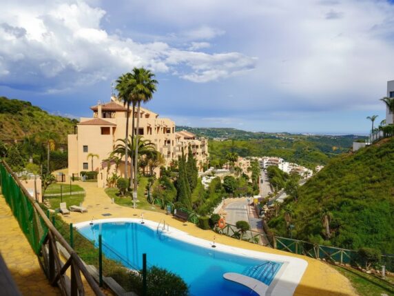 Image 3 of 18 - Modern furnished apartment with sea views, store room and underground parking 