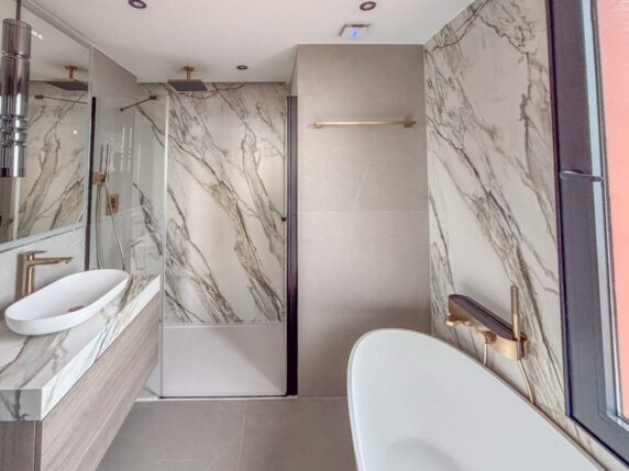 Image 10 de 25 - Penthouse élégant et haut de gamme avec vue à 270º sur la mer, jacuzzi  et nombreux extras