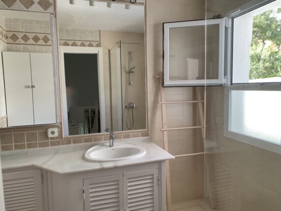 Image 28 of 42 - Beautiful townhouse in the heart of Calahonda with stunning sea views and roof top terrace