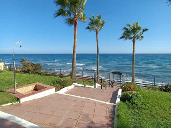 Image 4 of 11 - Rare opportunity! Beachfront apartment in Calahonda with most spectacular views