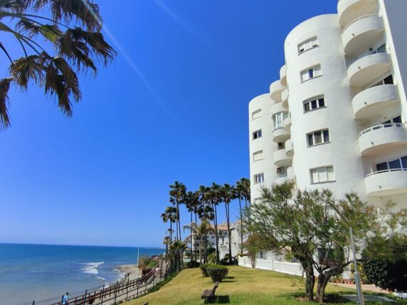 Image 5 of 19 - Rare opportunity! Beachfront apartment in Calahonda with most spectacular views