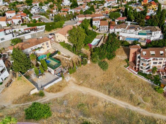 Image 3 of 25 - Semi-detached villa in central location with separate apartment on a large plot with beautiful views 