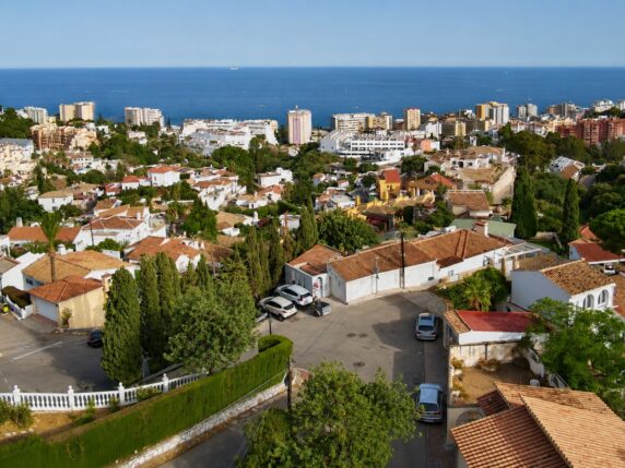 Image 4 of 25 - Semi-detached villa in central location with separate apartment on a large plot with beautiful views 