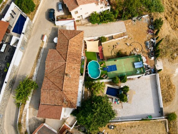 Image 5 of 25 - Semi-detached villa in central location with separate apartment on a large plot with beautiful views 