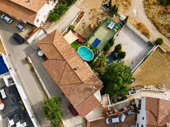 Image 6 of 25 - Semi-detached villa in central location with separate apartment on a large plot with beautiful views 