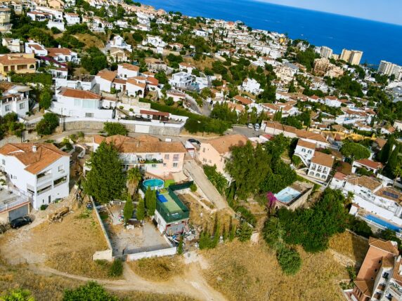 Image 2 of 25 - Semi-detached villa in central location with separate apartment on a large plot with beautiful views 