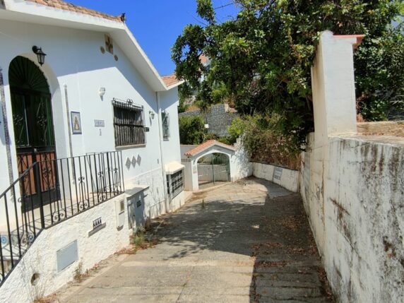 Image 8 of 25 - Semi-detached villa in central location with separate apartment on a large plot with beautiful views 