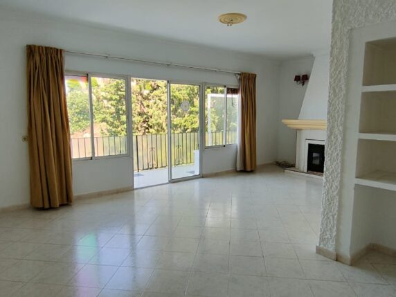 Image 11 of 25 - Semi-detached villa in central location with separate apartment on a large plot with beautiful views 