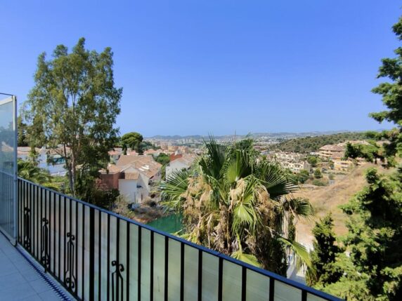Image 9 of 25 - Semi-detached villa in central location with separate apartment on a large plot with beautiful views 